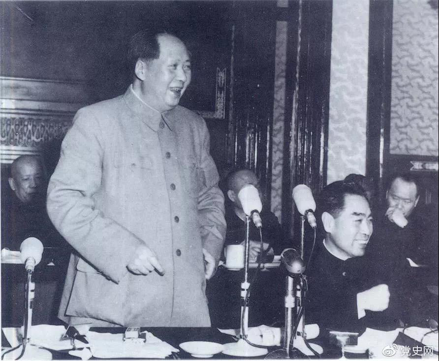 1956年1月25日,毛泽东在最高国务会议第六次会议上讲话。