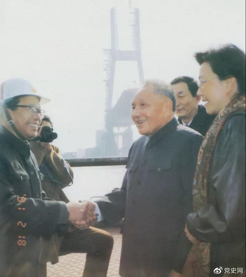 1991年2月18日,邓小平视察上海南浦大桥工地时同大桥工程设计人员握手。